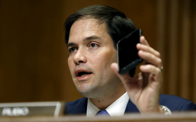 Illustration for article titled Republican Candidates Holding Up Phones, Ranked